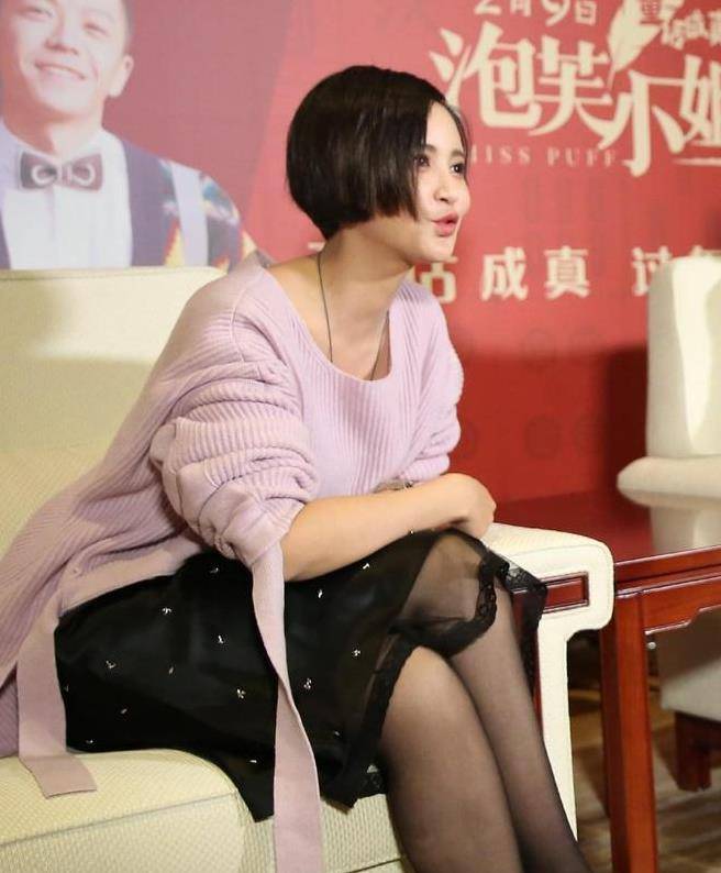 原创黑色丝袜搭配粉色毛衣张歆艺重回颜值巅峰网友大气