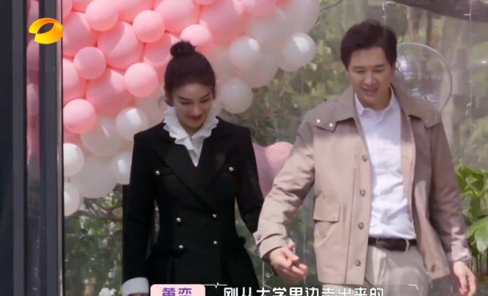 原创黄奕牵手崔伟女儿穿一身奢侈品首次出镜黄奕她渴望父爱