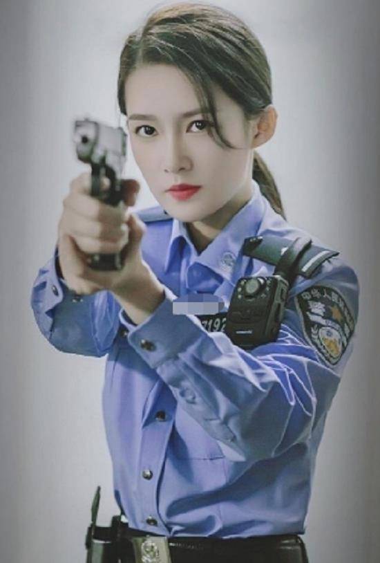 原创女明星警服大比拼杨蓉清纯陶虹杨幂干练但却都不如她好看