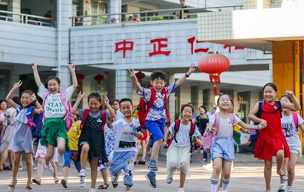 原创中小学生又将迎来两个小长假学生们欢呼雀跃可家长却喜忧参半