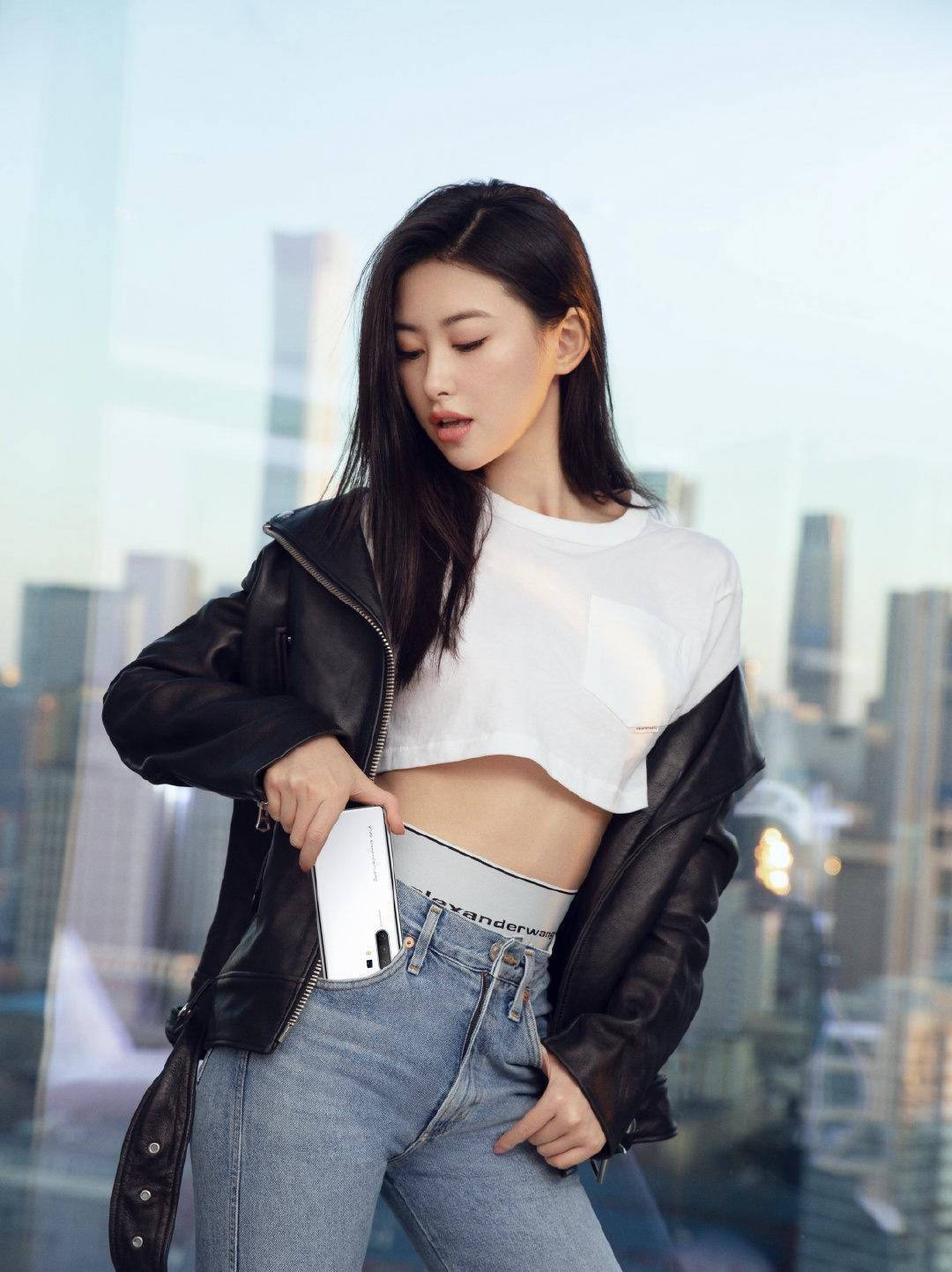 原创朱珠不愧是全球最美面孔穿红色亮片礼服走红毯哪像37岁的