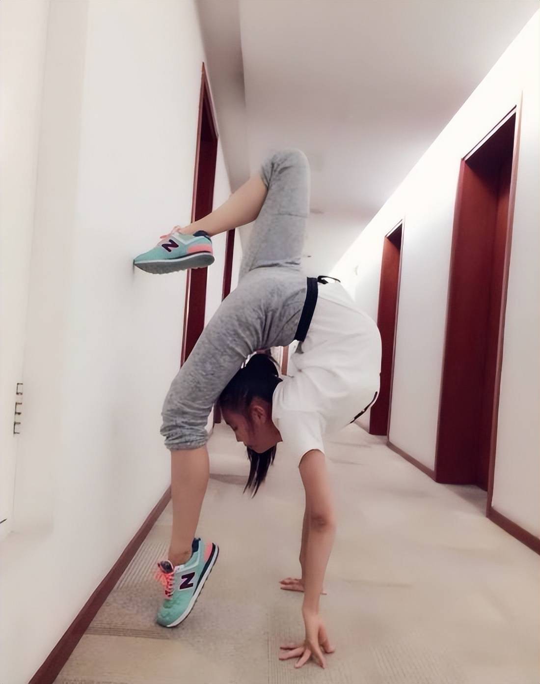 原创一字马女神舒思瑶30岁身材火辣1米72的大长腿惹人羡慕