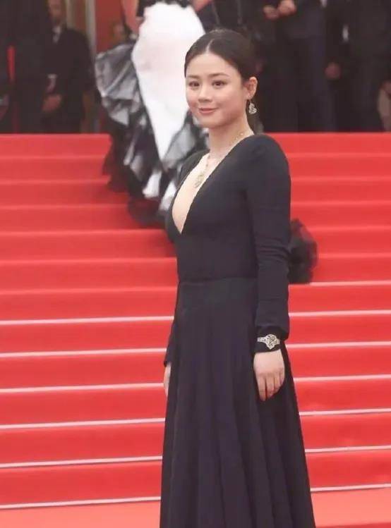 原创女明星为什么要拼命漂亮马思纯走红毯未p图曝光胖若两人