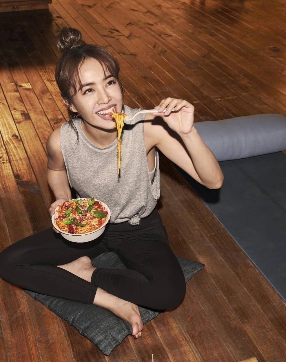 蔡依林ins晒吃货照,小麦色肌肤惹人羡慕,笑容比甜甜圈还要甜_时尚