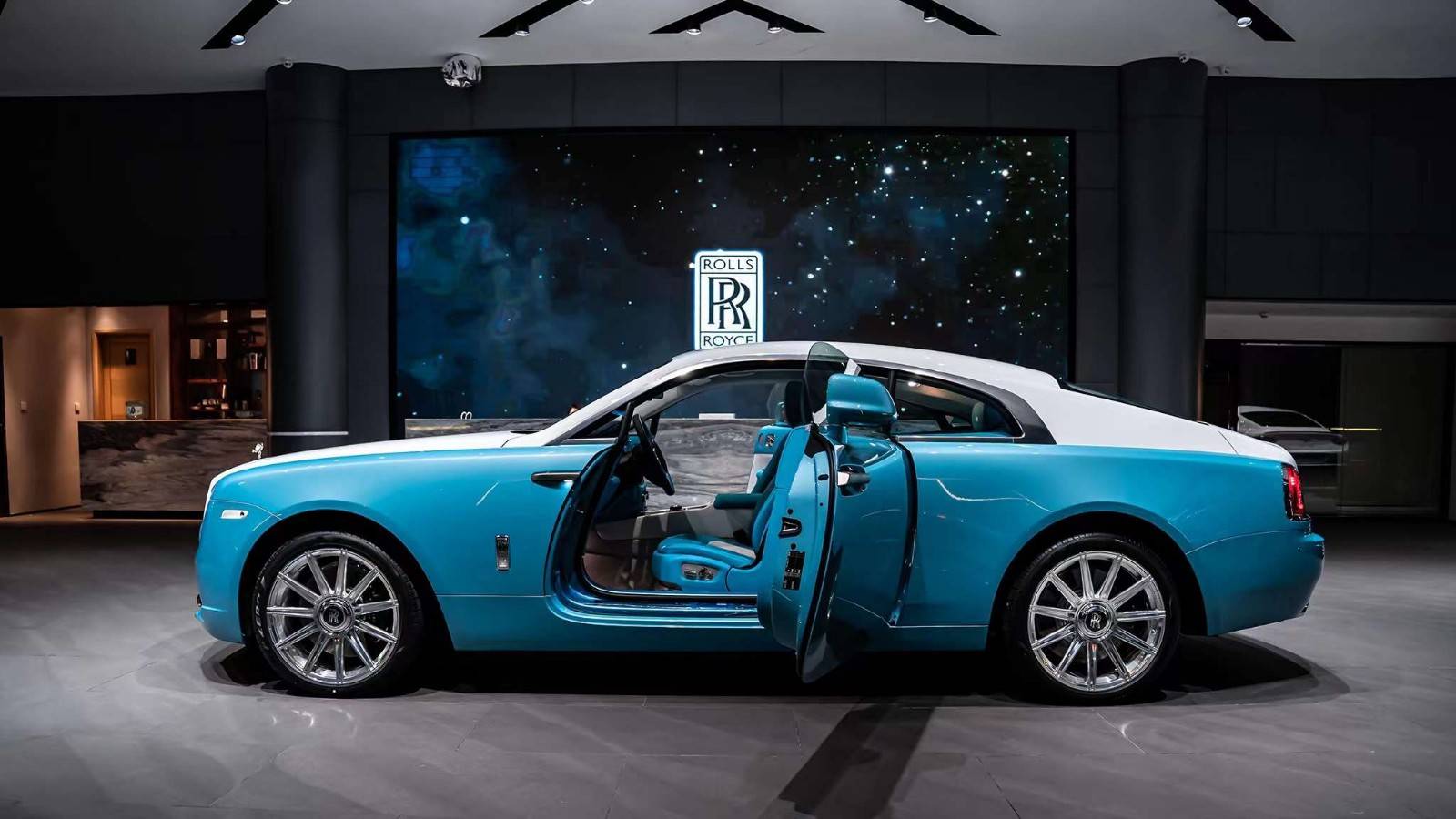 劳斯莱斯魅影犹如游艇般的豪华suv贵阳