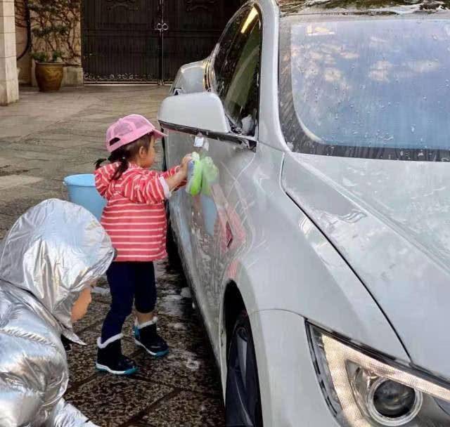 霍启刚6岁儿子与2岁女儿帮爸爸洗车，认真工作后才能获父母奖励