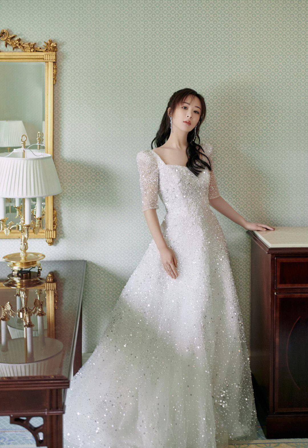 杨紫白色亮片裙穿出公主风,v领愈发显修长脖颈,长发太清纯_肩膀_的