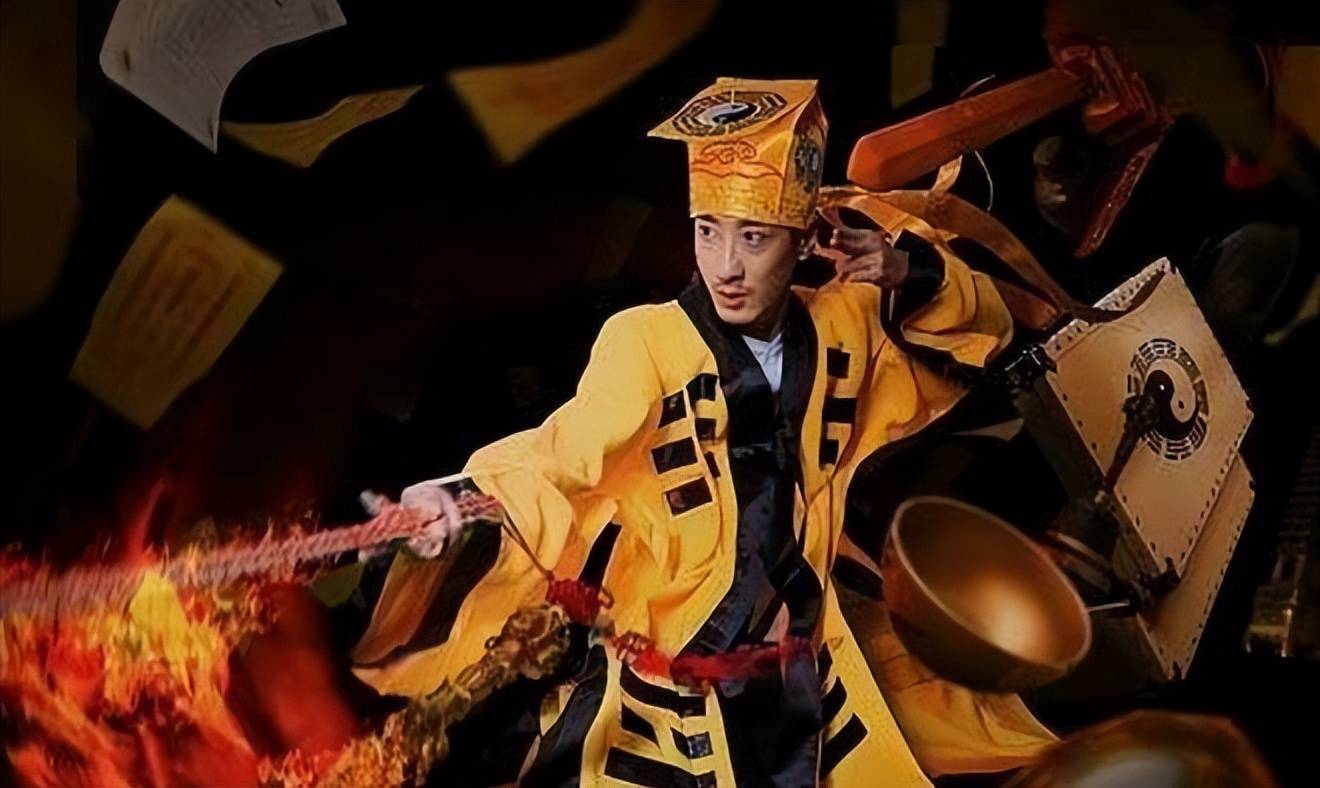 赶紧打电话告知其妻女,并找来[仵作],还根据习俗让人找来道士做法事