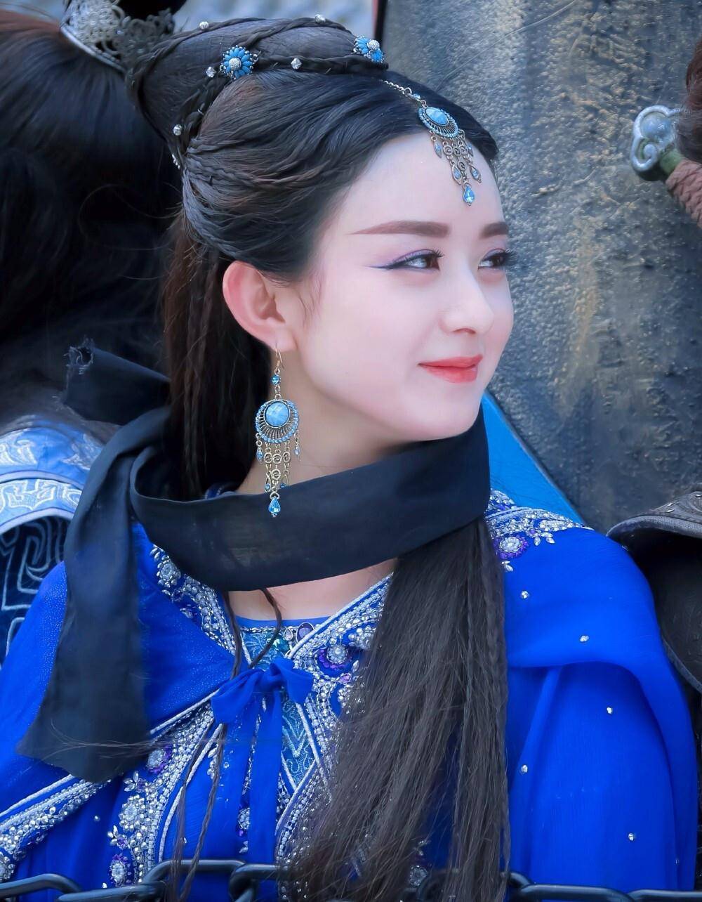 饰演《蜀山战纪》女主角的赵丽颖,也是同款粗眉,但画面效果却比文咏珊