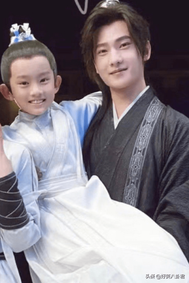 原创杨洋赵露思跟小演员合照一家三口即视感杨洋抱娃姿势独特