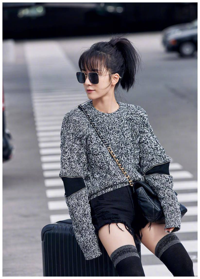 原创李念34岁还敢凹二次元造型粉红色短发配拼接色吊带裙个性十足