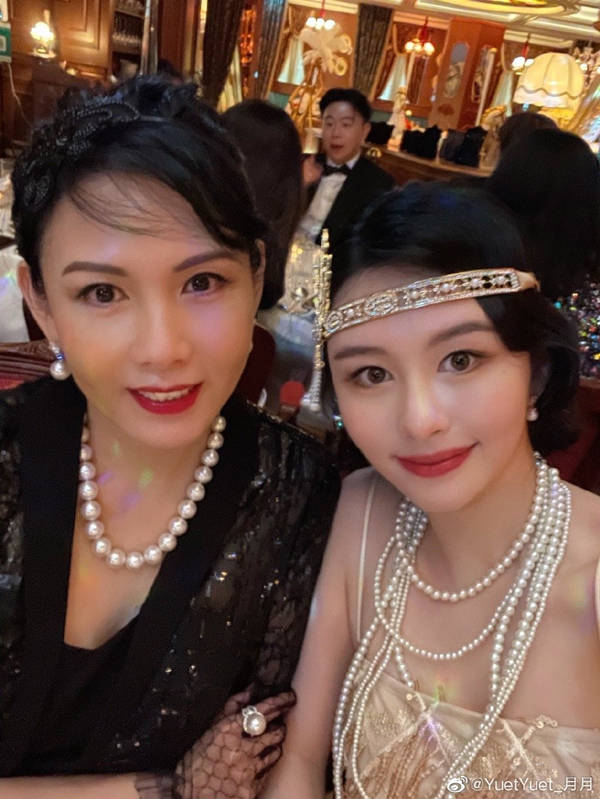 论保养只服这6位女星,与亲生女儿同框似姐妹