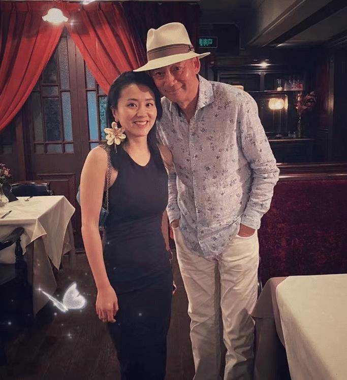 老戏骨林栋甫罕露面,弯腰与美女合影显绅士,去年被曝开出租车_网友_淞