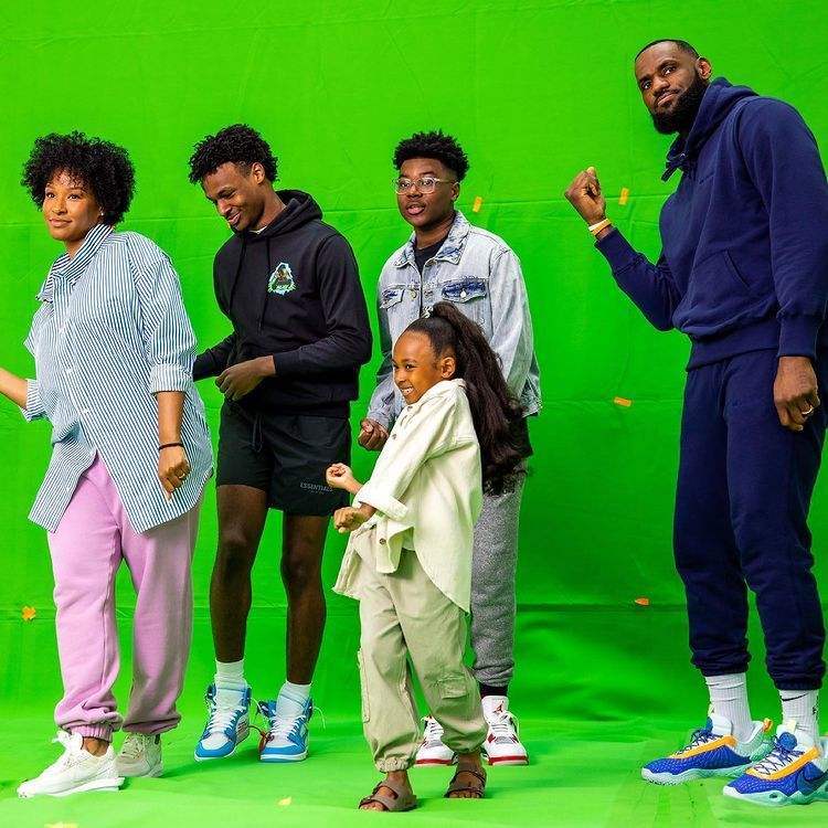 原创30岁nba魔术师为儿子庆生皮靴黑裙彰显妩媚韦德小儿子争艳