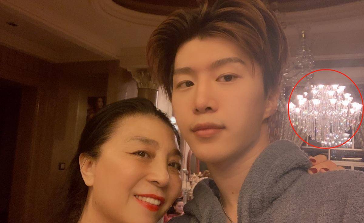 原创范丞丞独居公寓内景曝光离开姐姐与父母家具随意摆眼镜最工整