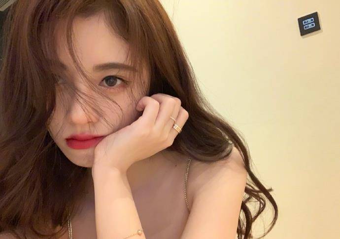 原创鞠婧祎罕见恋情曝光对方竟是十八线演员两人还曾同游迪士尼