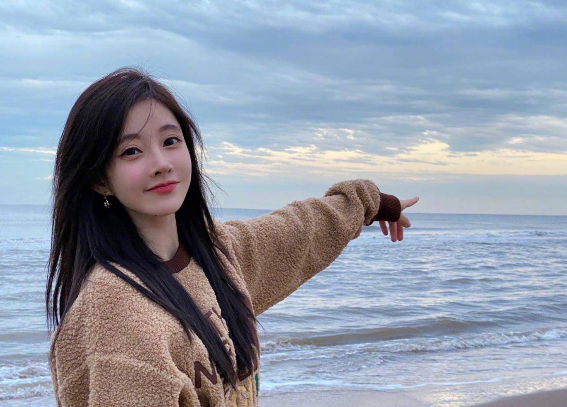 冯提莫人美气质也好,穿摇粒绒海边拍写真,侧脸五官超