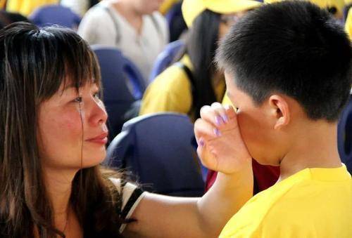 "你已经很棒了"父母越安慰,孩子却越难过?