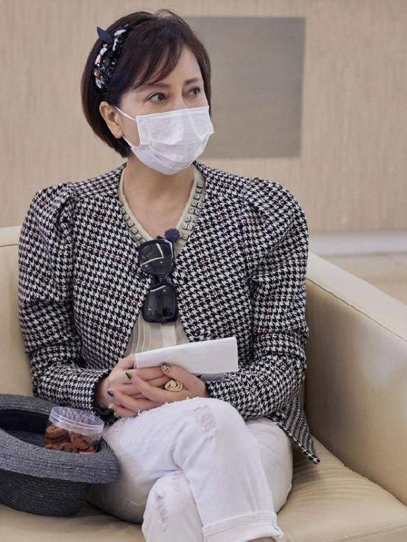 原创宋妍霏一家合影照流出妈妈气质不输宋妍霏网友最美妈妈之一