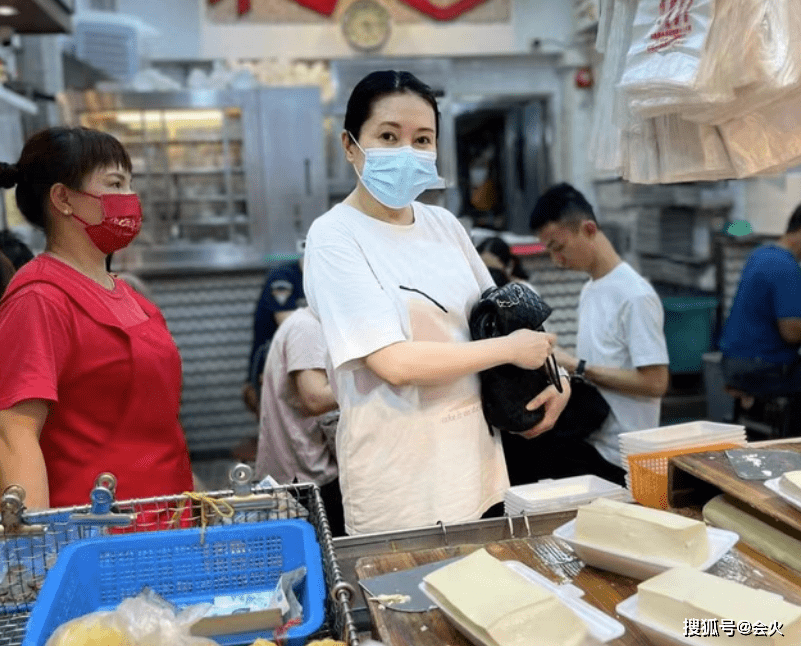 性感女神李时珍素颜逛市场 身材浮肿无人识