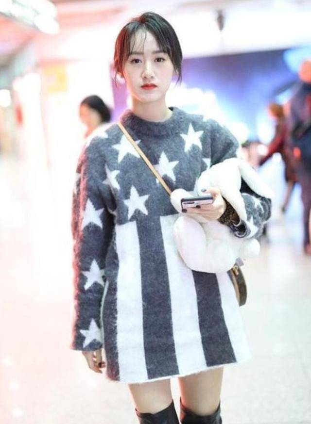 原创袁冰妍穿少女装现身机场穿过膝长靴秀美腿背lv挎包却有点俗气