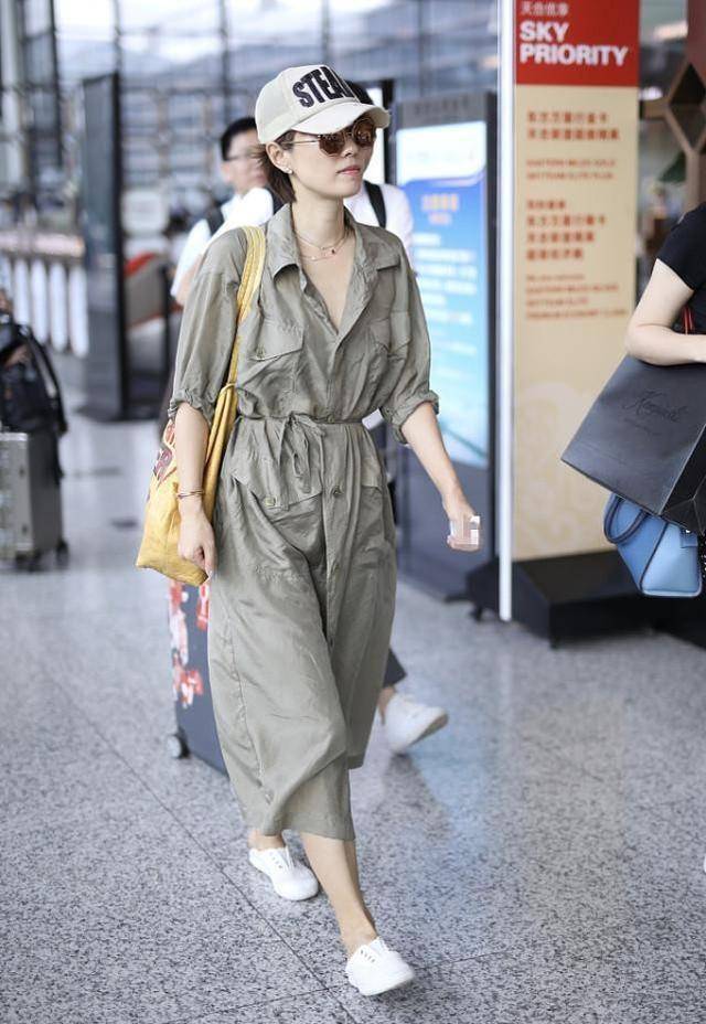 女明星穿衣挺温柔的,条纹衬衫裙配小白鞋,不显年龄但有时尚美感_女生