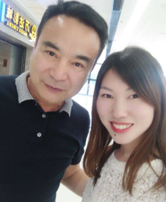 后来岳跃利在47岁时又娶了一位圈外人做老婆,第二次结婚的岳跃利就