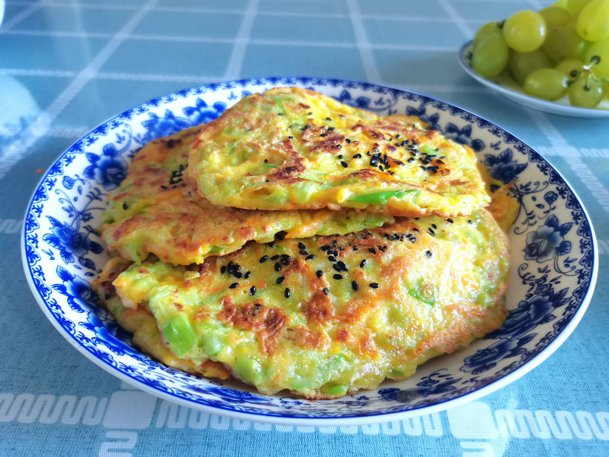 8,最近天气热了,用黄瓜烙鸡蛋饼,吃着有黄瓜的清香味道,而且好吃