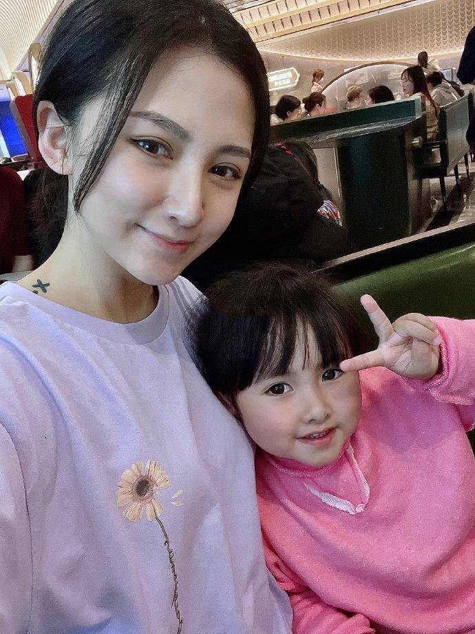 刘洲成被曝拖欠女儿抚养费,却与现女友潇洒旅行_林苗_网友_前妻