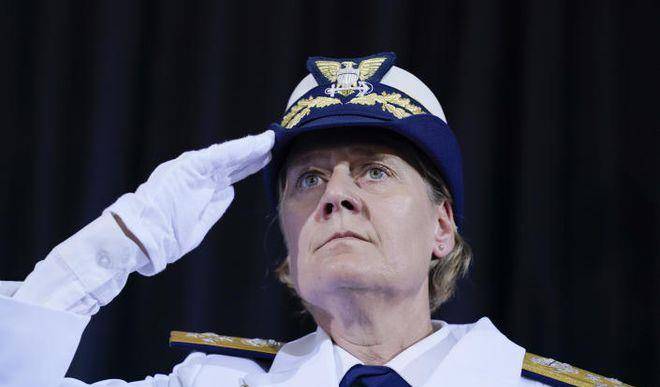 拜登欢迎海岸警卫队第一位女性司令——琳达费根上将_指挥官_服务