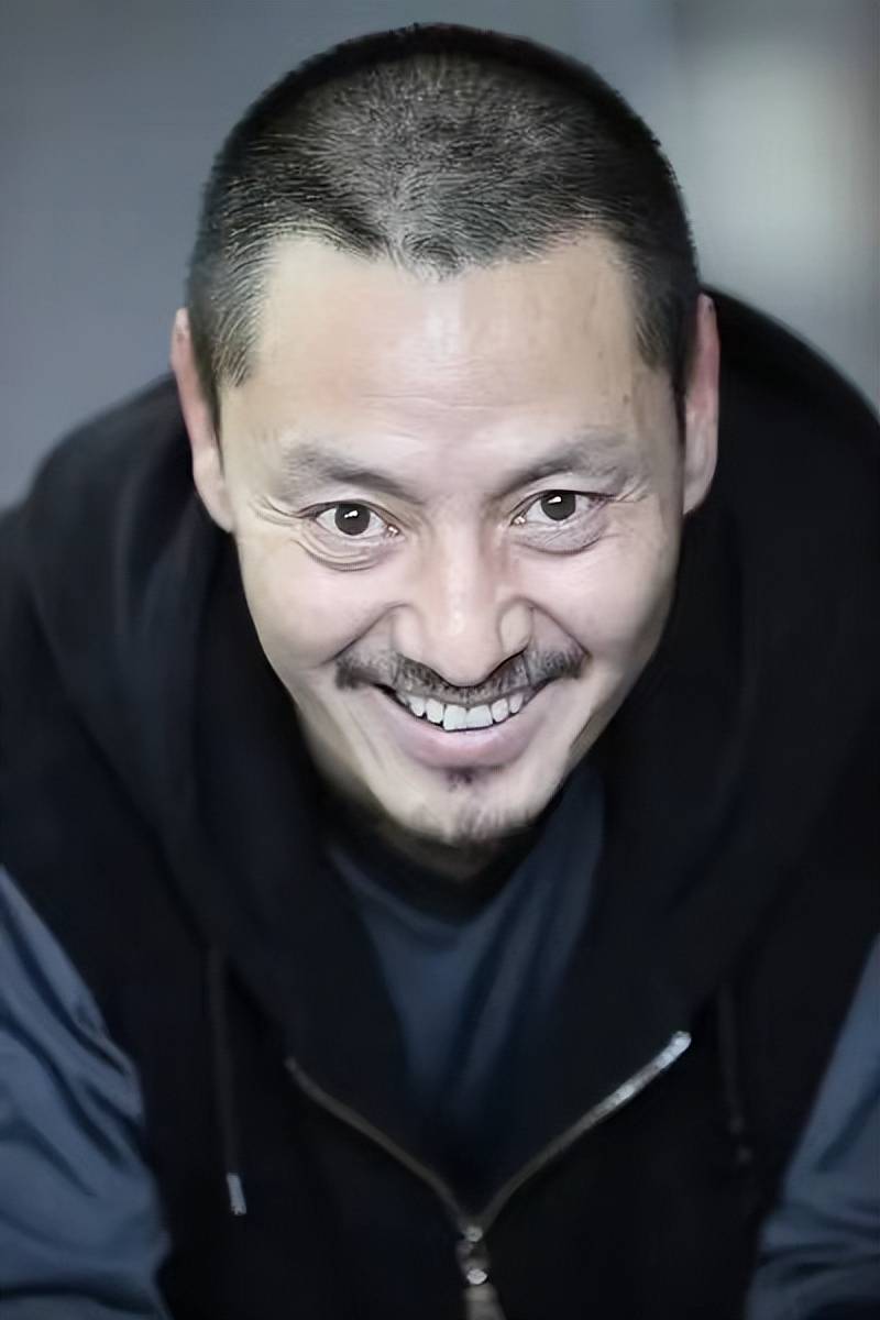 尹铸胜今年56岁,毕业于上戏国家一级演员.