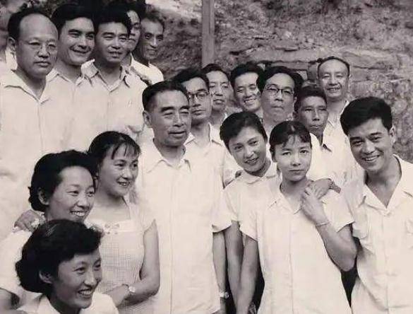 岁月不败真美人:秦怡100岁,有2段不幸婚姻,3次患病和肿瘤_金焰_陈天国