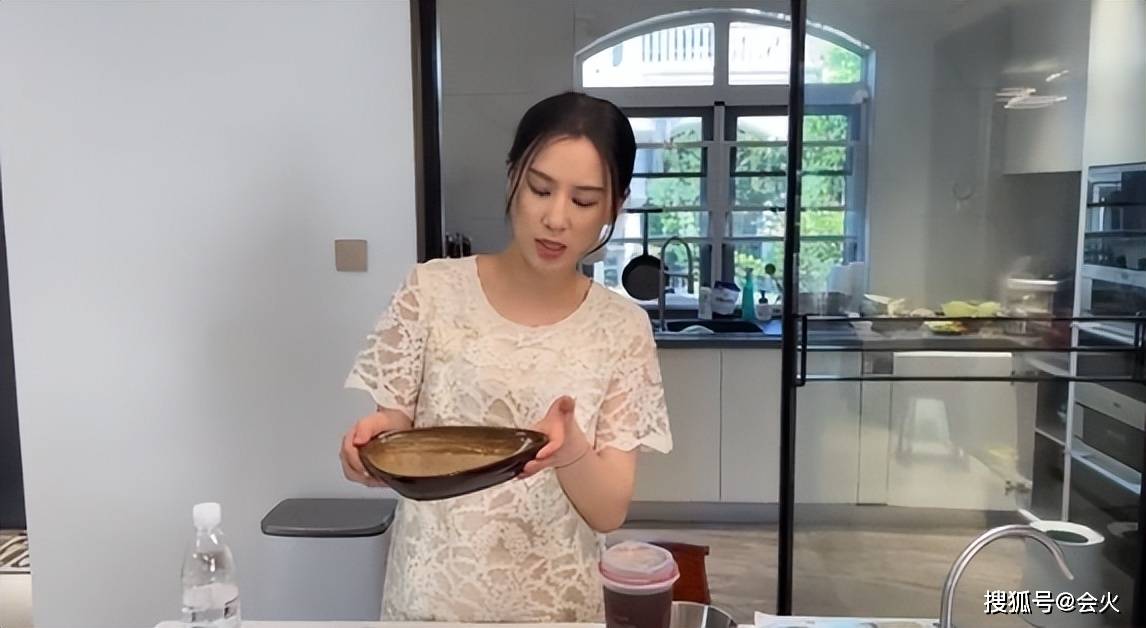 黄圣依罕曝光自家别墅!院内开满鲜花似公园