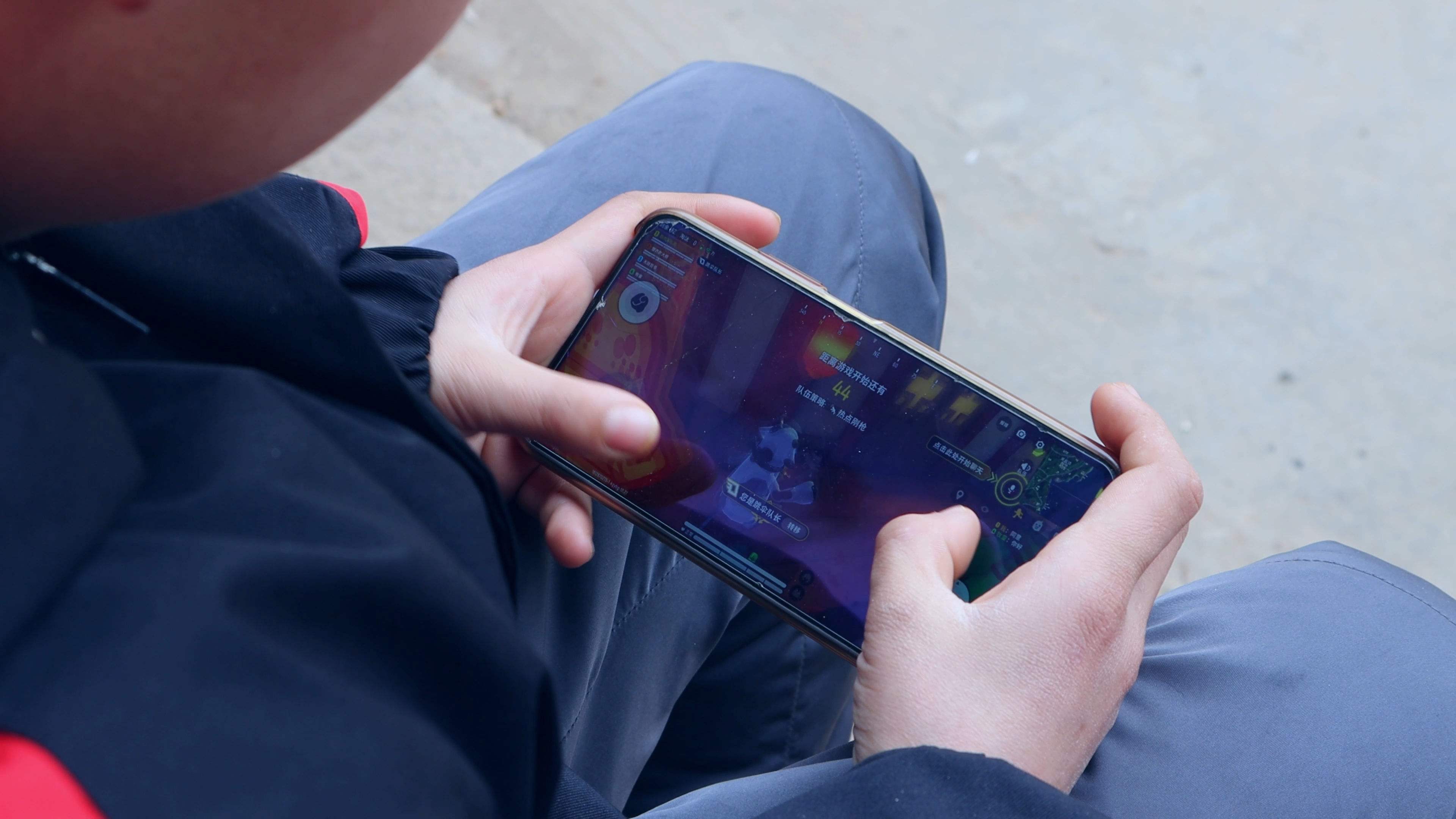 原创12岁少年沉迷打游戏辍学20天老师带他去妈妈的工地搬钢筋