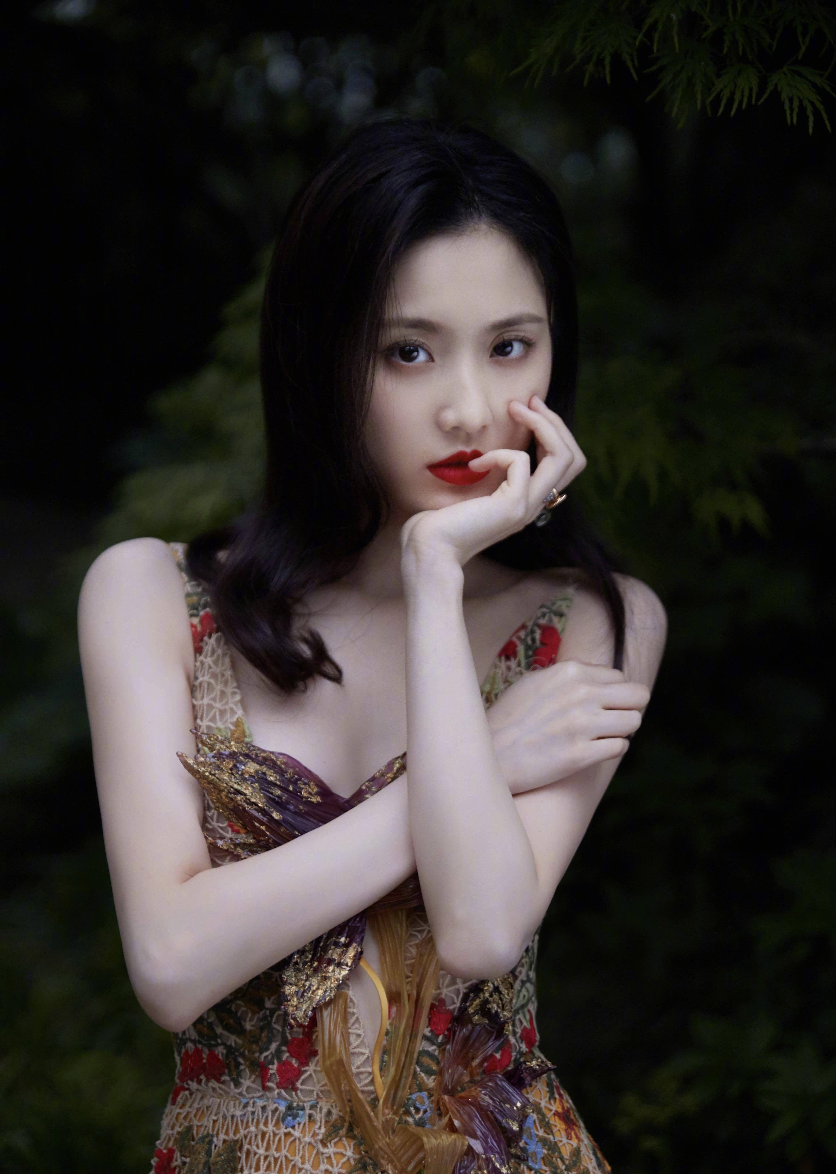 张慧雯户外写真,黑色小雏菊印花连衣裙皮肤白皙透亮,甜美清新_裙子