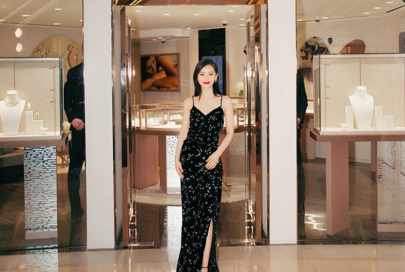 张天爱身材太吸睛,穿吊带星空裙大方秀曲线,一点不像奔三的人_礼服