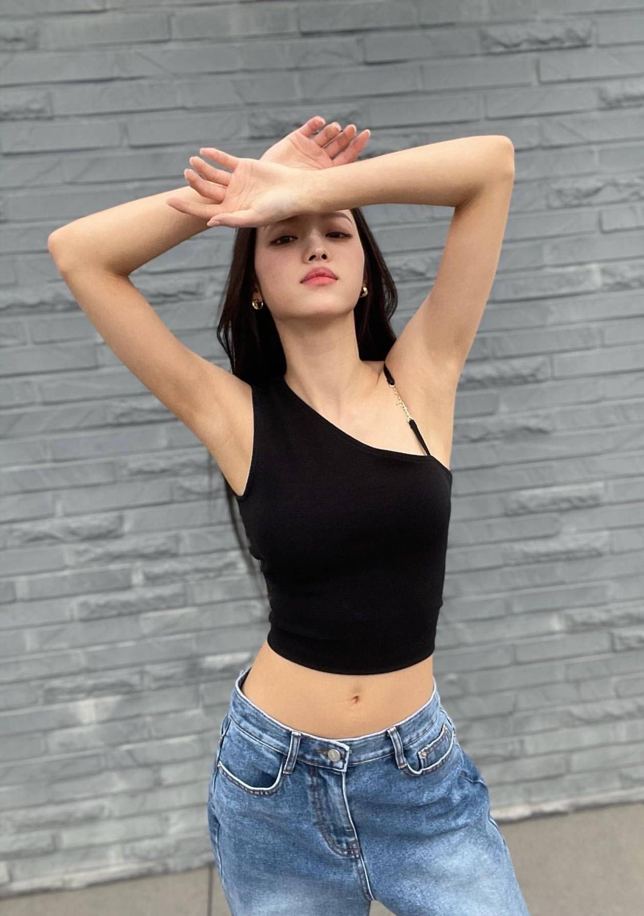 "平坦小腹,蚂蚁腰",韩国女星yooa晒近照秀身材,充满