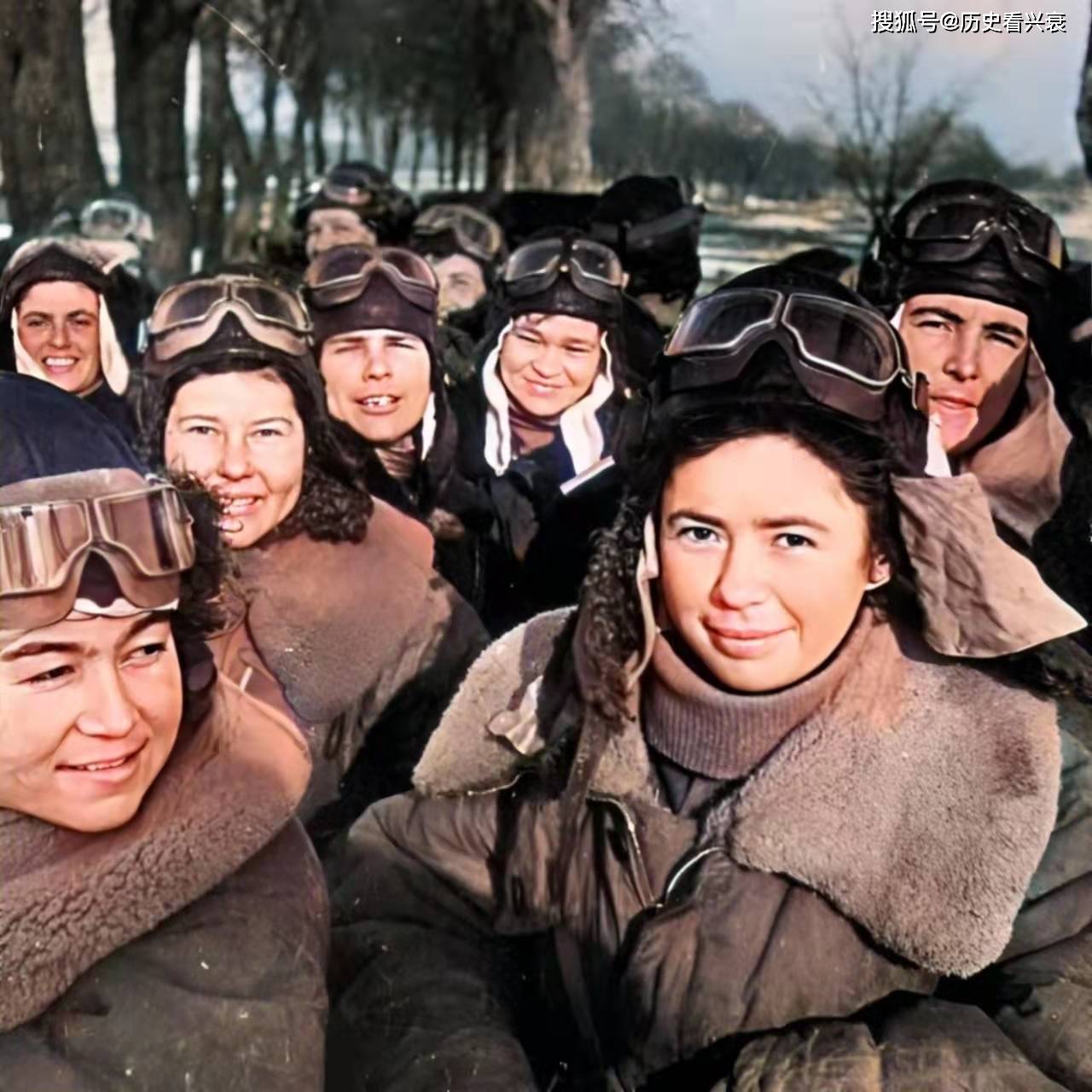 原创老照片二战时期的苏联女兵黄克诚大将一家人的合影