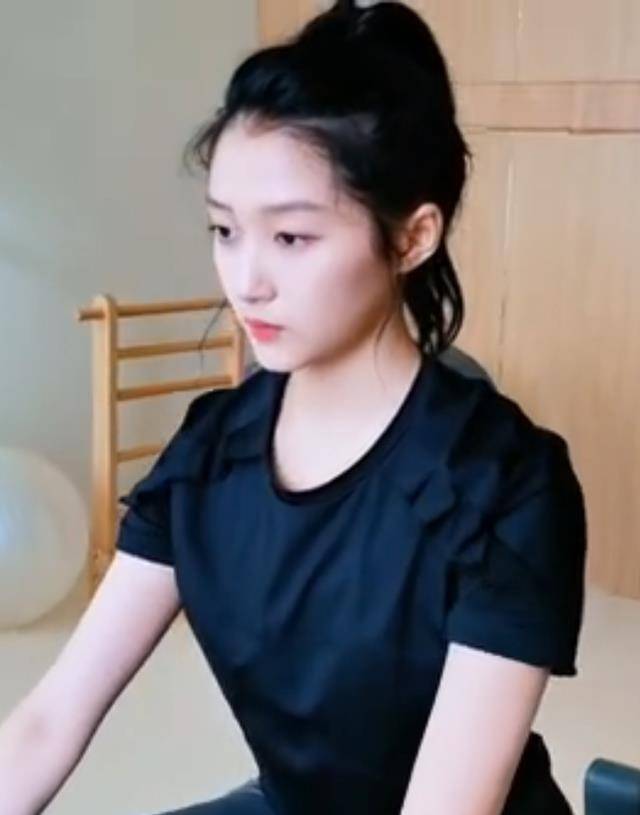 原创关晓彤居家健身照公开感受她穿无痕裤后的腿比电线杆还要长