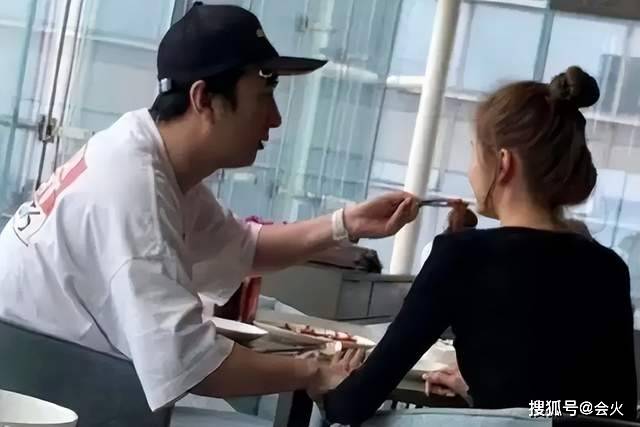 王思聪新恋情疑曝光!女方穿超短裤露出白嫩细腿