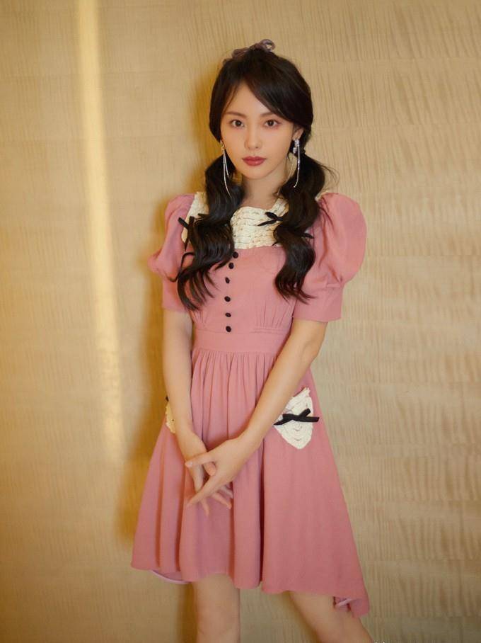 张嘉最新写真曝光,穿粉色裙配双马尾甜美俏皮,回到"