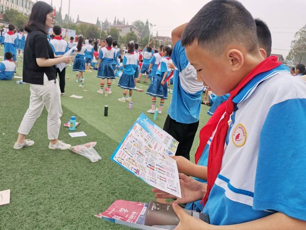 南县茅草街镇开展:"梦想起航,童心飞扬,快 乐六一"禁毒宣传活动