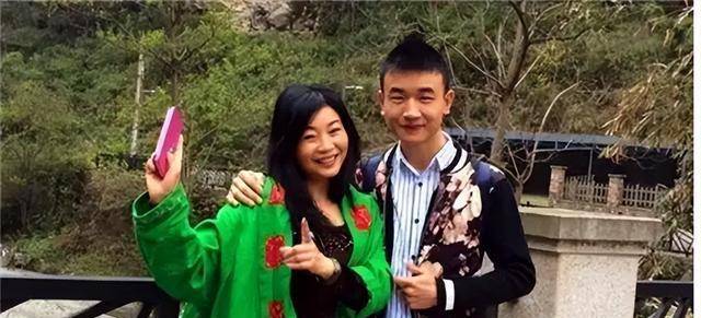 重庆23岁小伙爱上46岁阿姨李良友,2月后闪婚,6年过去恩爱如初_谭万平