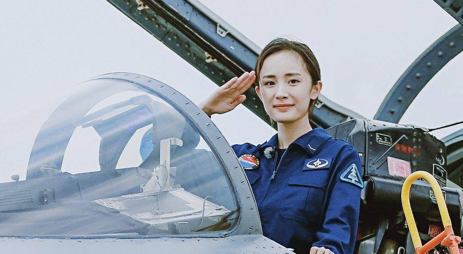 原创杨幂罕见军装照曝光引争议网友谁穿军装还化烟熏妆