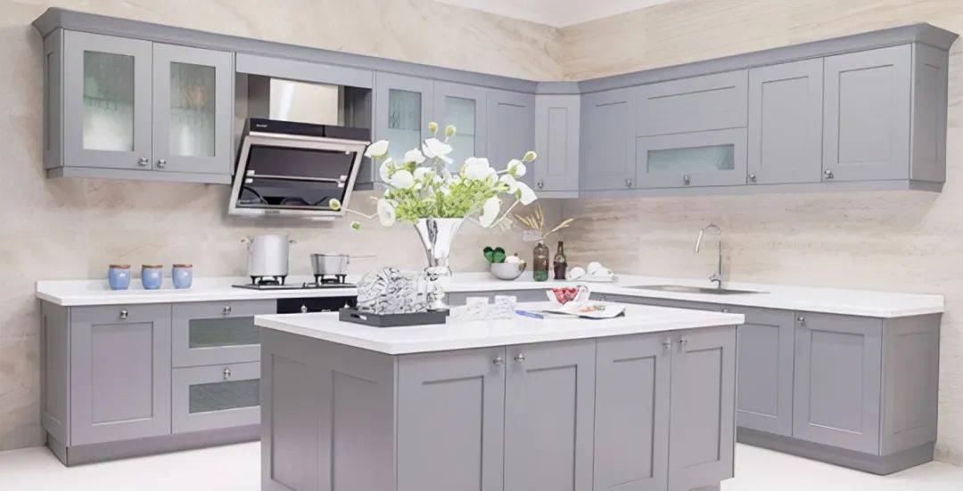 我家也跟风做了吊柜帽线,整体效果很美观,觉得厨房都是高端上档次的.