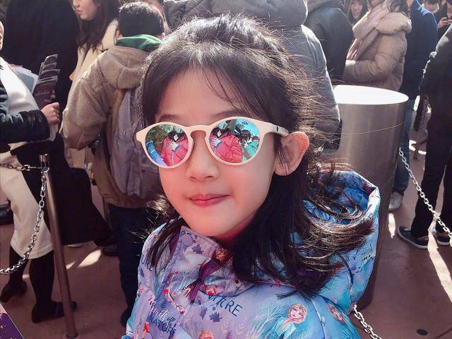 陆毅女儿贝儿长大了,才13岁长相和爸爸似复制,自弹自唱像歌星_网友