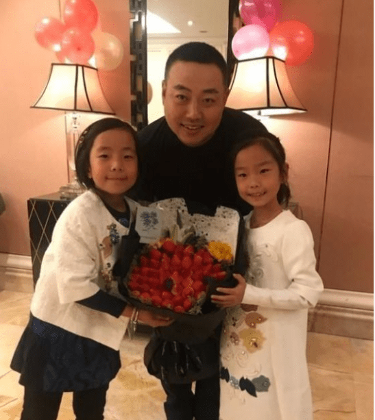 刘国梁晒10岁双胞胎女儿,8岁获世界冠军,不料妻子身价也好几亿_刘玉