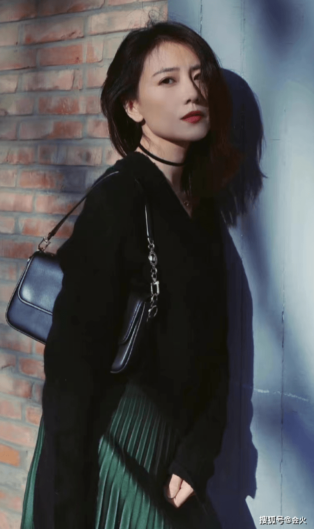 高圆圆路边拍美照!穿紧身裙包裹完美曲线