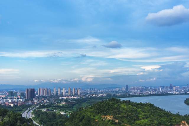 广东一座神仙小城，被誉为石雕艺术之乡，拥有一座风车山