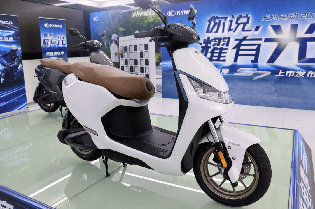 光阳赛道级电摩s7耀世而来售价35999元填补市场空白
